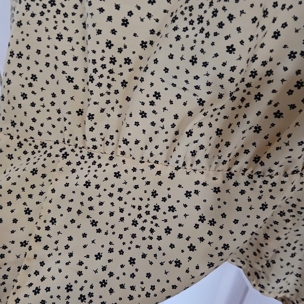 Levis Plus-sized Yellow Blouse With Black Flowers Button Front Babydoll  Cottage - Picture 9 of 9